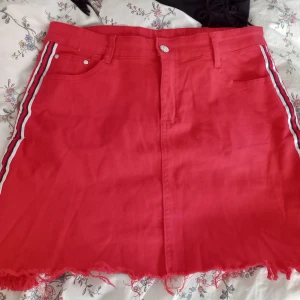 Jeans kjol - Säljer en jätte snygg Jeans kjol med fina sträck på sidorna. Den är i strl L men jag tycker den passar som i M. Den är i ny skick! Använd ca 2 gånger! Knapparna på den är jätte fina. Kjolen är köpt i Spanien! Säljer den för 40kr + frakt. 