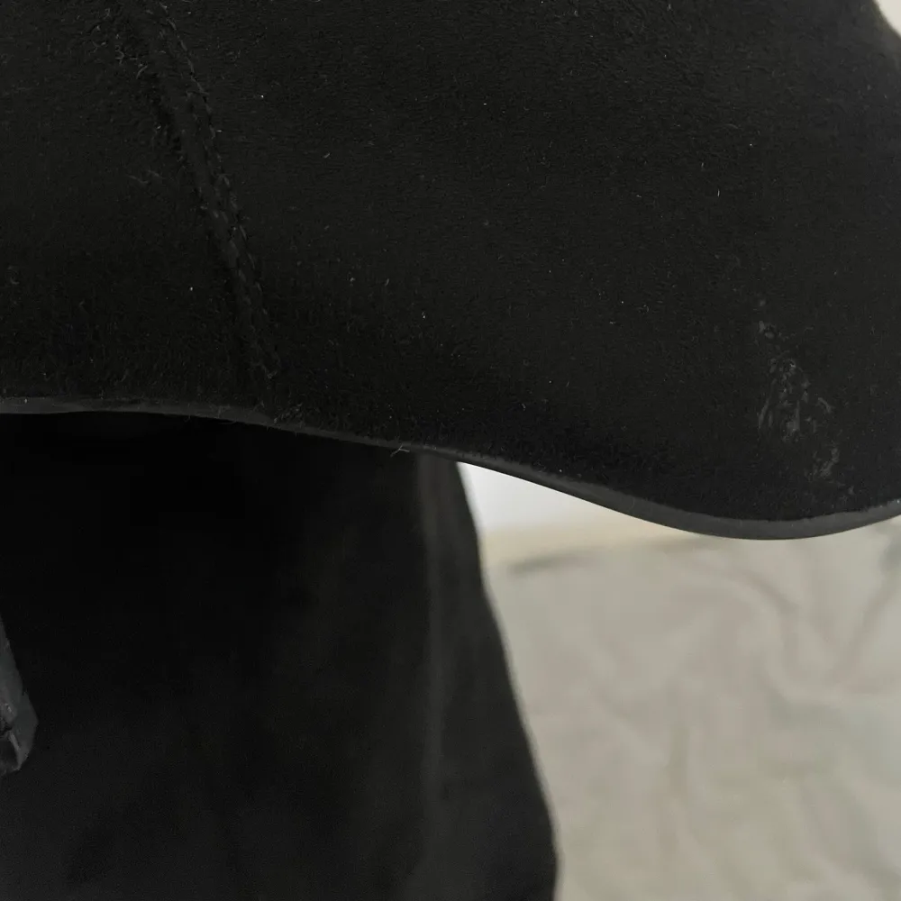 Svarta overknee-klackskor från Alley i storlek 40! Normala i storlek, klacken är ca 7.5 cm. Finns ett märke på ena sidan och en liten repa på ena klacken men inget som stör eller syns🫶🏼. Skor.