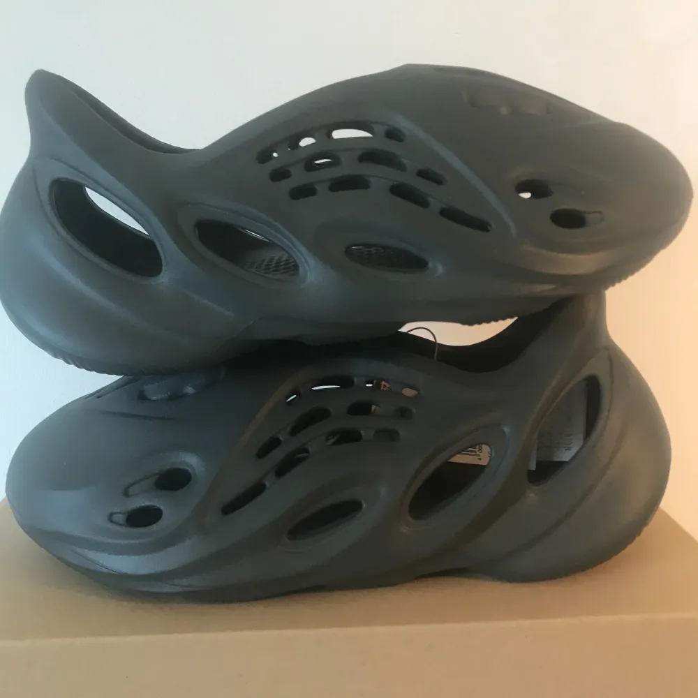 Yeezy foam runner carbon Helt nya! Storlek 44 men passar även för storlek 43 Köpta på adidas CONFIRMED app så det finns online kvitto. Perfekta skor nu till sommaren. 🏝 På Restock kostar de 1700kr . Skor.