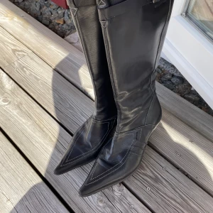 Boots stövlar - Skinnstövlar från Marco polo med spetsig tå och låg klack😍 storlek 40 bra skick 