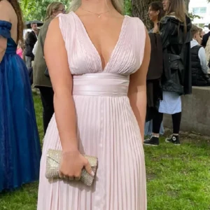 Balklänning - Helt oanvänd balklänning! Med lappen kvar!🌸Väldigt bekväm och jättefin med snörningen! Pris kan alltid diskuteras  Säljer den då jag valde att ha en annan klänning till balen ❤️ Nypris - 1 169kr Säljer fler balklänningar❤️ Lånad bild- har fler bilder  