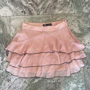 Jättesnygg kjol från zara i bra skick. Säljer då den är förstor för mig❣️