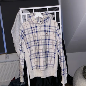 Champion hoodie - Supermysig och skön hoodie från Champion. Storlek M . Väldigt skön och tjock