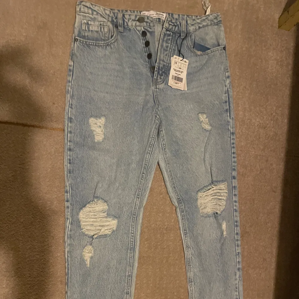 Jättesnygga jeans som är perfekta nu till sommaren! Helt oanvända och lappen sitter även kvar. I storlek 38. Säljer för 200+ frakt. Pris kan diskuteras.. Jeans & Byxor.