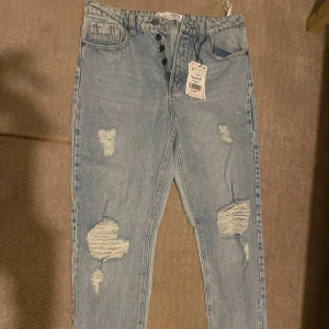 Jeans  - Jättesnygga jeans som är perfekta nu till sommaren! Helt oanvända och lappen sitter även kvar. I storlek 38. Säljer för 200+ frakt. Pris kan diskuteras.