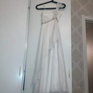 En fin vit klänning men fina detaljer  som passar bra till bröllop. Har används en gång. Säljer för 750. Pris kan diskuteras privat. Har du andra frågor är det bara att skriva till mig💕
