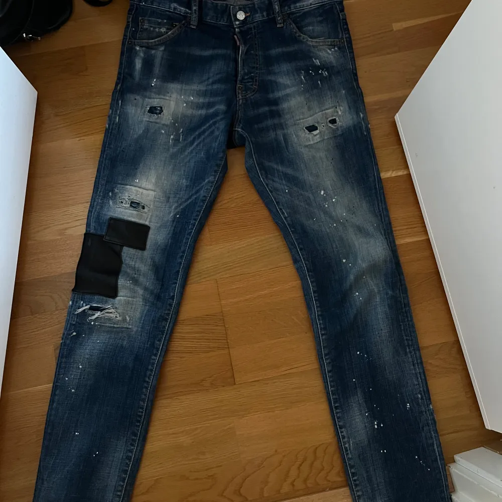 Säljer mina Dsquared2 jeans då jag inte använder dem längre. Dem är äkta och köpa på Johnells, kvitto finns och kan visas vid intresse. Nypris: 6699kr   Strl 48, väldigt bra passform. Fler bilder kan skickas vid intresse dem är i väldigt bra skick.. Jeans & Byxor.