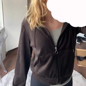 säljer denna fina mörkbruna velour zip hoodie från Gina Tricot💓 passar fint💓 den är i storlek M! köpte den för 300kr men säljer den för 150kr💓