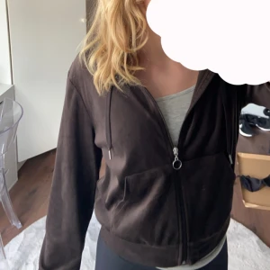 mörkbrun velour hoodie💓 - säljer denna fina mörkbruna velour zip hoodie från Gina Tricot💓 passar fint💓 den är i storlek M! köpte den för 300kr men säljer den för 150kr💓