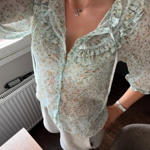 Blus  - Säljer en super fin blus i stolek xs. Helt i nysick 