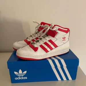 Adidas Forum Mid - Supersnygga adidas forum skor som söker ett nytt hem pga att jag inte har mycket användning för dem. Har lite små defekter men generellt ser de fortfarande fräscha ut. Super snyggt att ha nu till skolstarten! Orginalpris: 1449kr