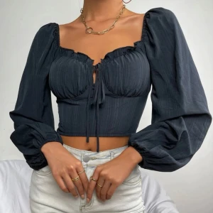 Svart topp - Aldrig använd, fick hem den och sen glömde jag skicka tillbaka den! Dragkedja på höger sida. 