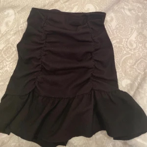 Volangkjol - Hej! Säljer min kjol pga att den ej kommer till användning💓