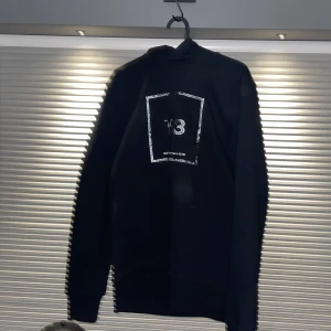 Y3 hoodie - Säljer denna skit detta Y3 hoodie pga har bytt stil! Skick 10/10 har knappt andvänt. 2600kr nypris. Skriv vid frågor