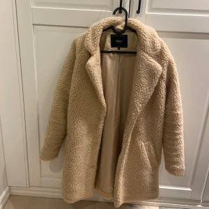 Teddykappa - Storlek S. Bara använd enstaka gång, säljer då jag inte får användning av den. Väldigt bra skick.  Normal i storleken, lite oversize i modellen så kan passa en M också beroende på hur man vill att den ska sitta.