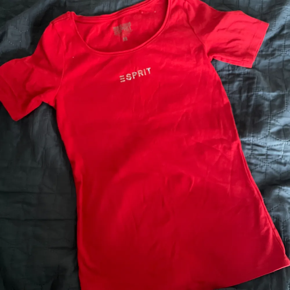 Röd t-shirt ifrån esprit🩷 aldrig använd så i superbra skick. Storlek xs men passar även S då den är strechig🌼 . T-shirts.