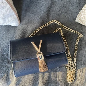 Valentino väska  - Säljer min helt oanvända valentino väska då den aldrig kom till användning , den är därför i superfint skick och som ny!✨köparen betalar för frakt 📦 
