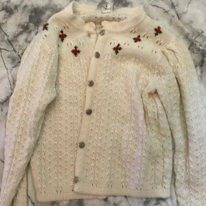 Stickad kofta - En söt stickad kofta med Blom detaljer