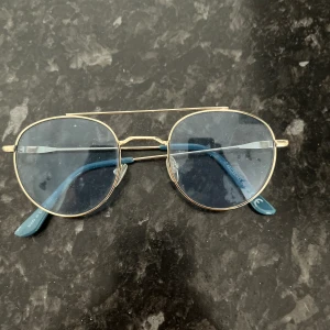 Solglasögon  - Blå solglasögon, inga defekter 