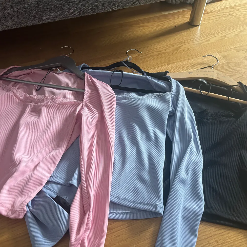 gullig ljusblå tröja med spets vid bysten.  storlek L men passar som M Finns även 2 likadana tröjor fast i svart & rosa (se sista). Tröjor & Koftor.