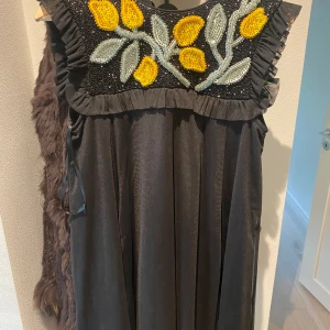 Exklusiv Ganni klänning med brodyr - Superfin 