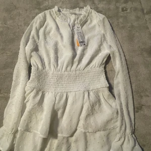 Klänning - Så söt vit klänning som är perfekt till skolavslutning! Den är i storlek 146-152 och helt ny med lapp kvar. Köptes för 300kr men jag säljer för 150. Pris går att diskutera💓💓
