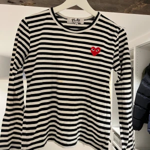 Play comme des garcons - Randig tröja från play commes des garcons, liten i storleken så passae xs/s