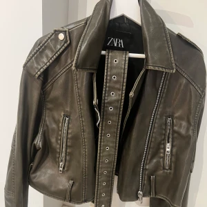 Viral Zara jacka  - Viral skinnjacka från Zara. Storlek M men passar mig som har XS. Köpt förra året o endast använd fåtal gånger. 