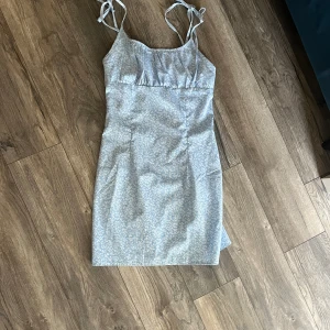 Sommar klänning  - Jätte söt ljus blå sommar klänning från shein med blommor på. Det går att ändra banden på klänningen. Klänningen användes mycket förra sommaren men nu tycker jag att den är lite kort. 💕