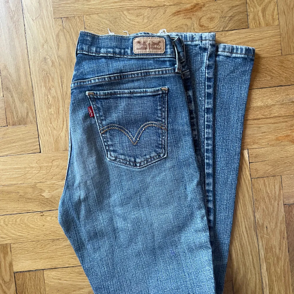 Jeans från levis, 515. Passar mig som är 36-38 i byxor. Low waist . Jeans & Byxor.