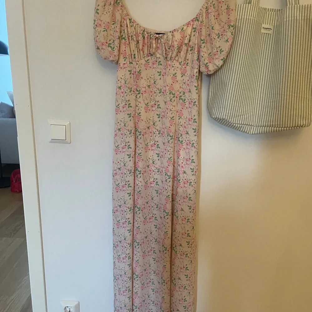 Säljer blommig fin sommarklänning, använd men i gott skick!. Mekot.