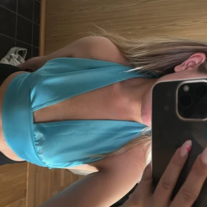 Topp - Säljer denna söta topp från Gina Tricot💙Toppen har stretch i sig, går enkelt att justera storleken men hjälp av banden! I fint skick 