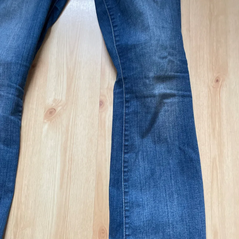 Superfina gap jeans köpta second hand. I bra skick och bra i längd för mig som är 167cm. Storlek står inte mer än 28R  men passar mig som är 40!. Jeans & Byxor.