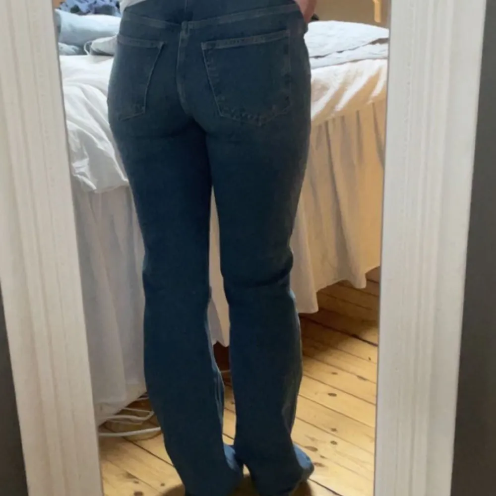 Från gina, midwaist, lite slitna längst ner då de är lite för långa för mig som är 167❤️strl 38 passar mig som är 36/s/m. Jeans & Byxor.