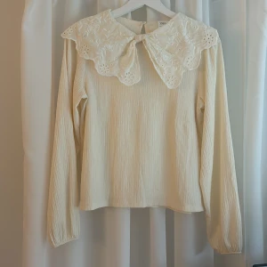 söt blus - jättesöt blus från Zara, använd 1 gång. den är från barnavdelningen storlek 164, har vanligtvis storlek S och den passar superfint!