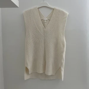 Stickad väst - Stickad väst från H&M. Knappt använd, i fint skick. Strl XS men sitter som en lite oversize S. Krämvit