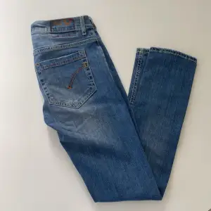Säljer ett par Dondup jeans i färgen mörkblå utan slitningar. Storlek 32 och är skick 9/10, fel fria. Vid frågor och funderingar är det bara att kontakta, Mvh Elephant Closet!