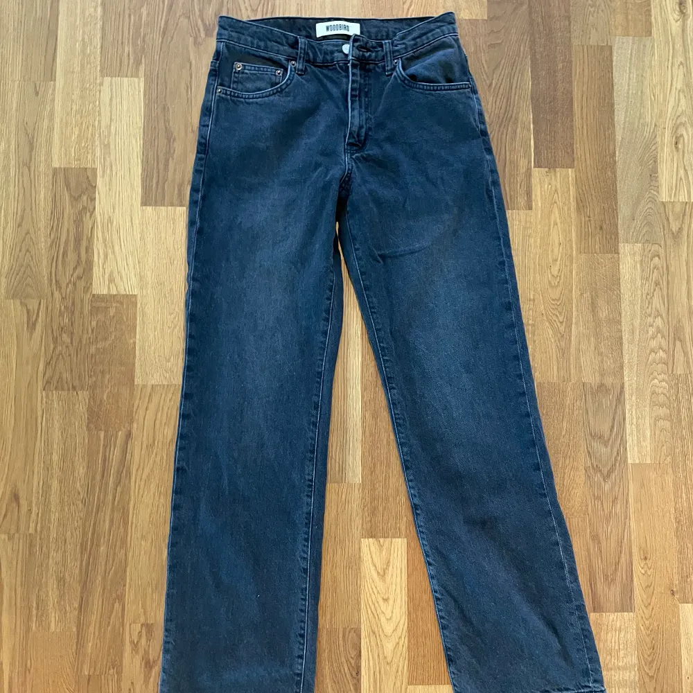 Säljer mina jeans då de är för små. Mycket bra kvalitet då de endast är tvättade ett par gånger. Inga defekter eller andra skador.  Style-WBwik Crow Jeans, färg-black vintage Nypris: 1200kr Mitt pris 499. Jeans & Byxor.