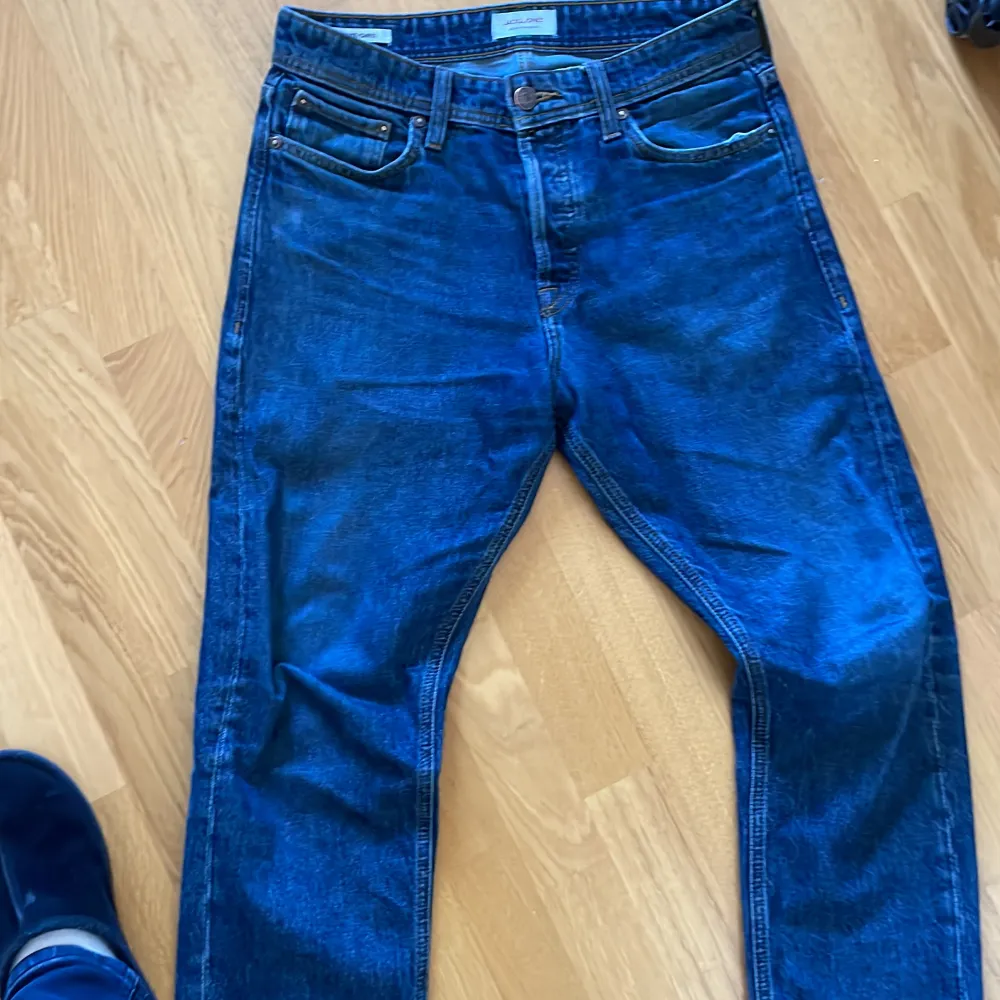 Blåa jeans från Jack and jones i modellen loose/chris storlek 30/30. Skriv vid intresse. Jeans & Byxor.