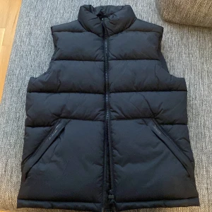 väst  - Jag köpte den för att den va snygg men jag har bara använt den 1 gång för att jag gillar inte den + den är för liten för mig. Vi kan diskutera om priset. 