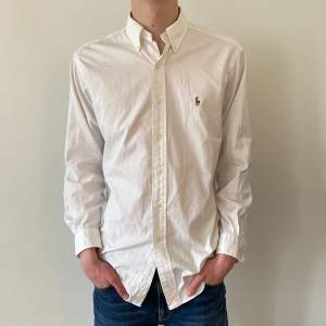 Säljer en Ralph Lauren skjorta i storlek M. 9,5/10 skick, inga defekter bara använd en gång. Nypris: 1700kr, Vårt pris: 449kr. Modellen är 190 cm lång. Hör av er vid frågor eller funderingar 