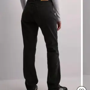 Hej! Säljer dessa oanvända svarta jeans från Dr Denim! Sjukt snygga och perfekt nyans på jeansen men tyvärr för små för mig! 