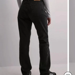 Dr Denim jeans  - Hej! Säljer dessa oanvända svarta jeans från Dr Denim! Sjukt snygga och perfekt nyans på jeansen men tyvärr för små för mig! 