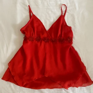 röd festtopp✨🐆 - så fin röd topp som passar perfekt med linnebyxor/kjol/shorts etc❤️❤️materialet är tunnt men inte genomskinligt, kommer va så snyggt till sommaren☀️☀️🐆🐆