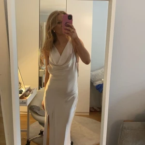 Satinklänning! - Superfin satinklänning från HelloMolly i toppen skick, endast använd en gång. Är champagne/ljusrosa och i storlek xs. Passar perfekt som balklänning! 🤩🤩Skriv för fler bilder, öppen för prisförslag! 