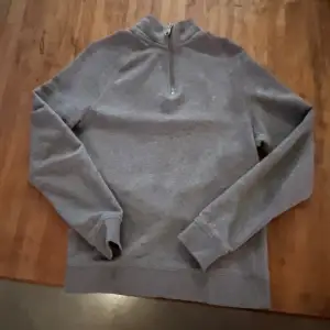 Super snygg grå zip tröja som är i storlek s. Skick: 8/10