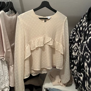 Blus - Blus ifrån Lindex i storlek 164, passar mig som vanligtvis har s/xs. Fint skick och använd bara några få gånger. Säljer då den inte kommer till användning! 
