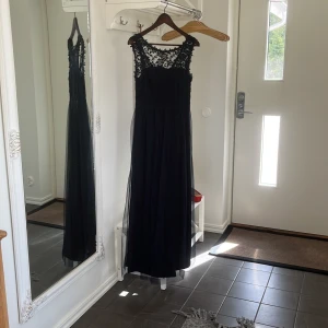 Balklänning  - Säljer denna klänning endast använd på 9 ans bal. Väldigt bra skick☺️