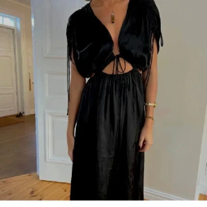 Klänning zara - Säljer denna klänning ifrån zara, köpt förra sommaren med prislapp kvar! Kom inte till användning men så fin 