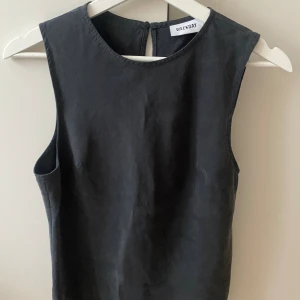 Svart topp - Svart topp från Weekday i nyskick💓